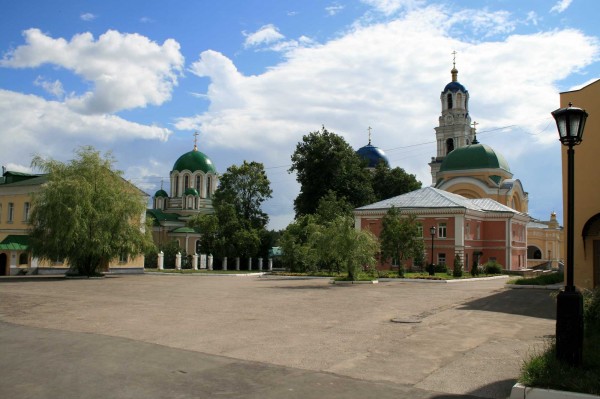 Pohled do kláštera Tichonova pustyň - vlevo Preobraženský a vpravo Uspenský chrám