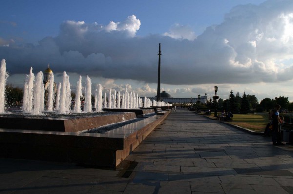 Obelisk na pozadí Aleje fontán