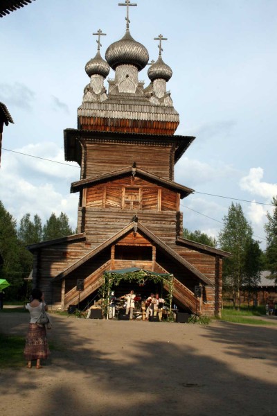 Z vystoupení folklórní skupiny u Voskresenského kostela