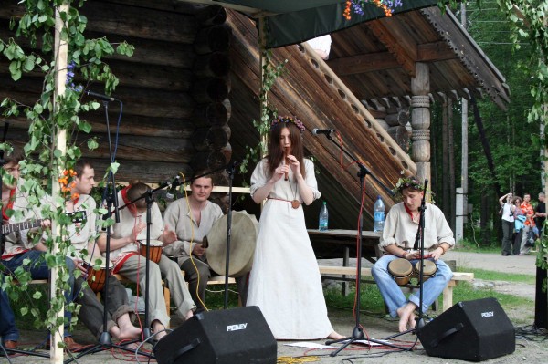 Z vystoupení folklórní skupiny u Voskresenského kostela