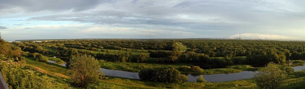 Panoráma delty Severní Dviny - v pozadí vpravo Novodvinsk (fotografováno kolem 23:00 hod.)