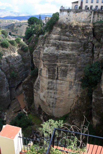 Ronda - most Puente Nuevo, pohled z přilehlé restaurace