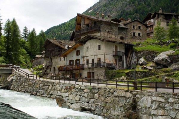 Vesnička nedaleko našeho hotelu - ukázka bydlení